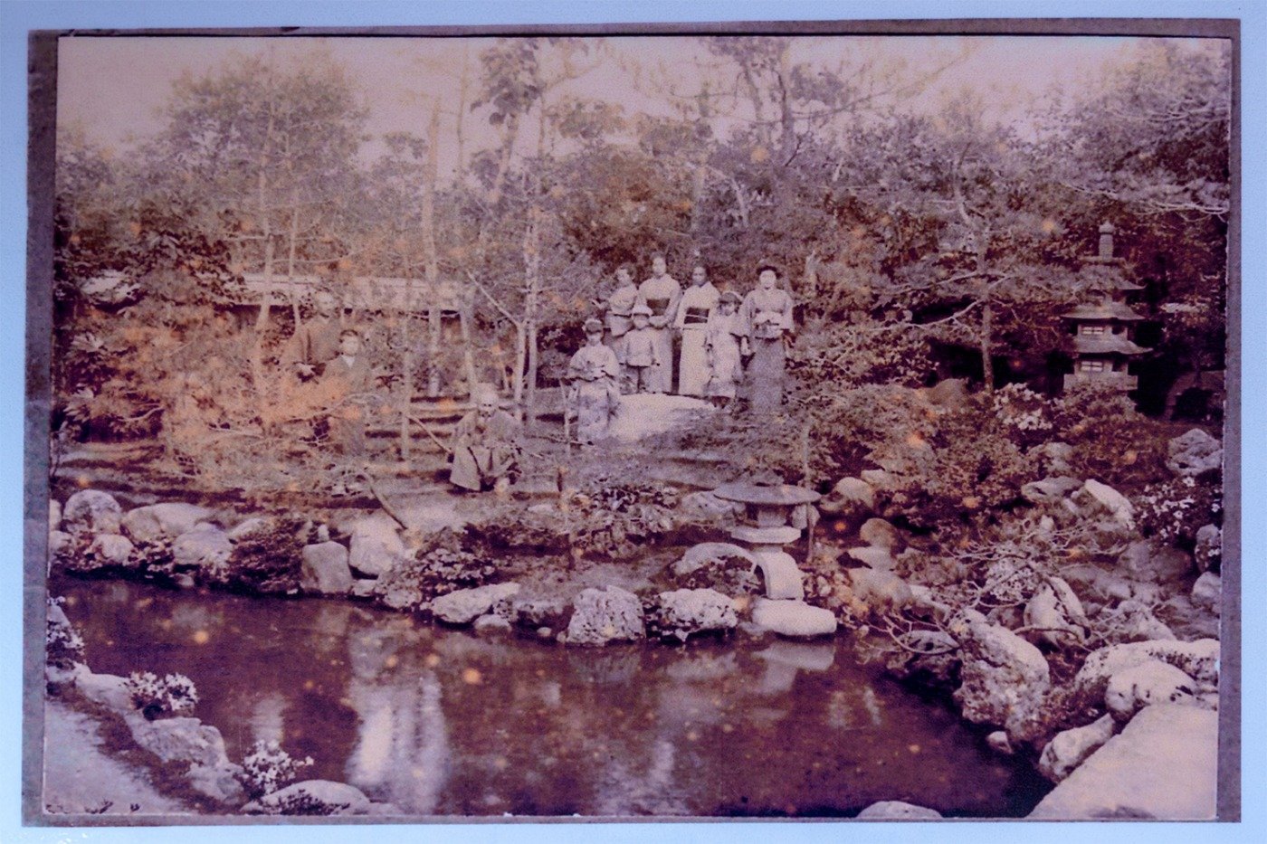 1918（大正7）年に撮られた庭園の写真。右端に水車が写り、この頃は滝も流れていました