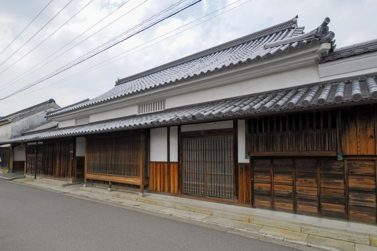 母屋や体験場、ショップなどで構成する施設