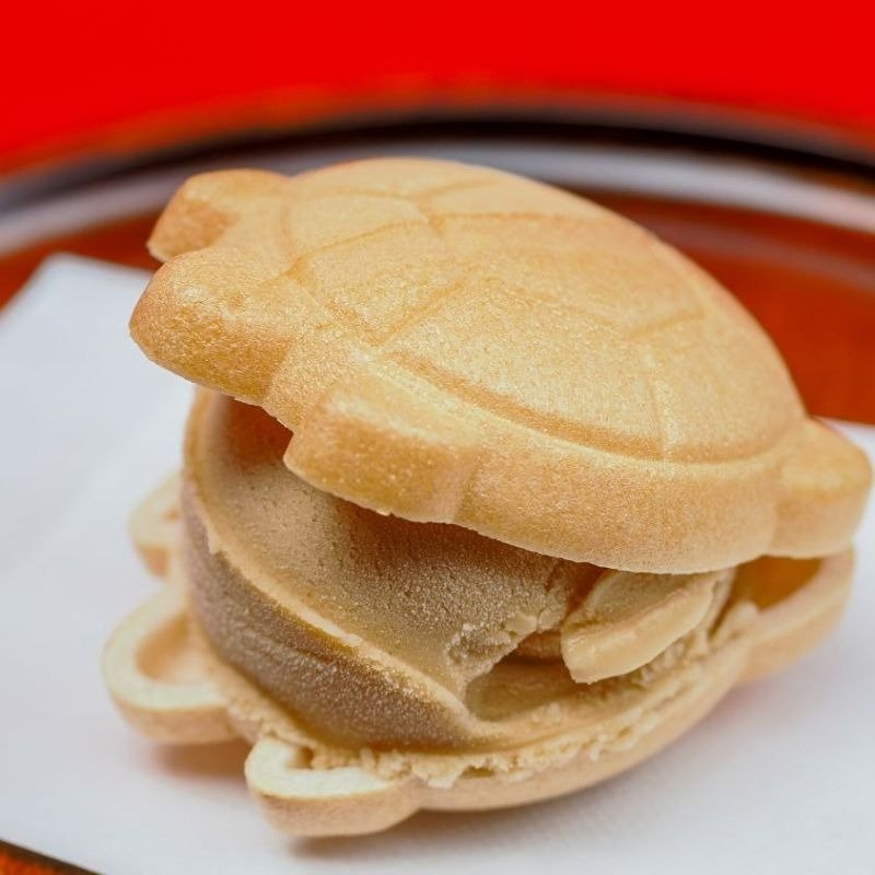 亀形の「もろみアイスもなか」300円