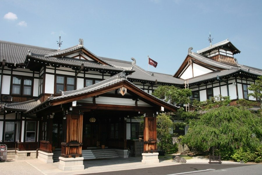 「関西の迎賓館」といわれ、国賓・皇族の宿泊する迎賓館に準ずる施設とされてきました