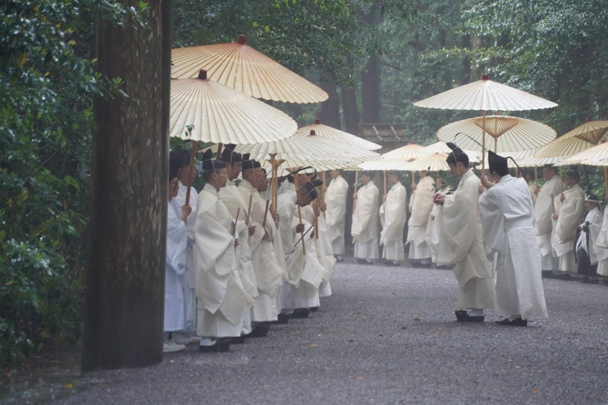 奉仕する神職を祓い清める修祓（しゅはつ）