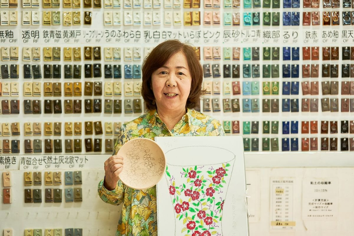 素焼きした皿に絵付けの下書きをしていた村田さん