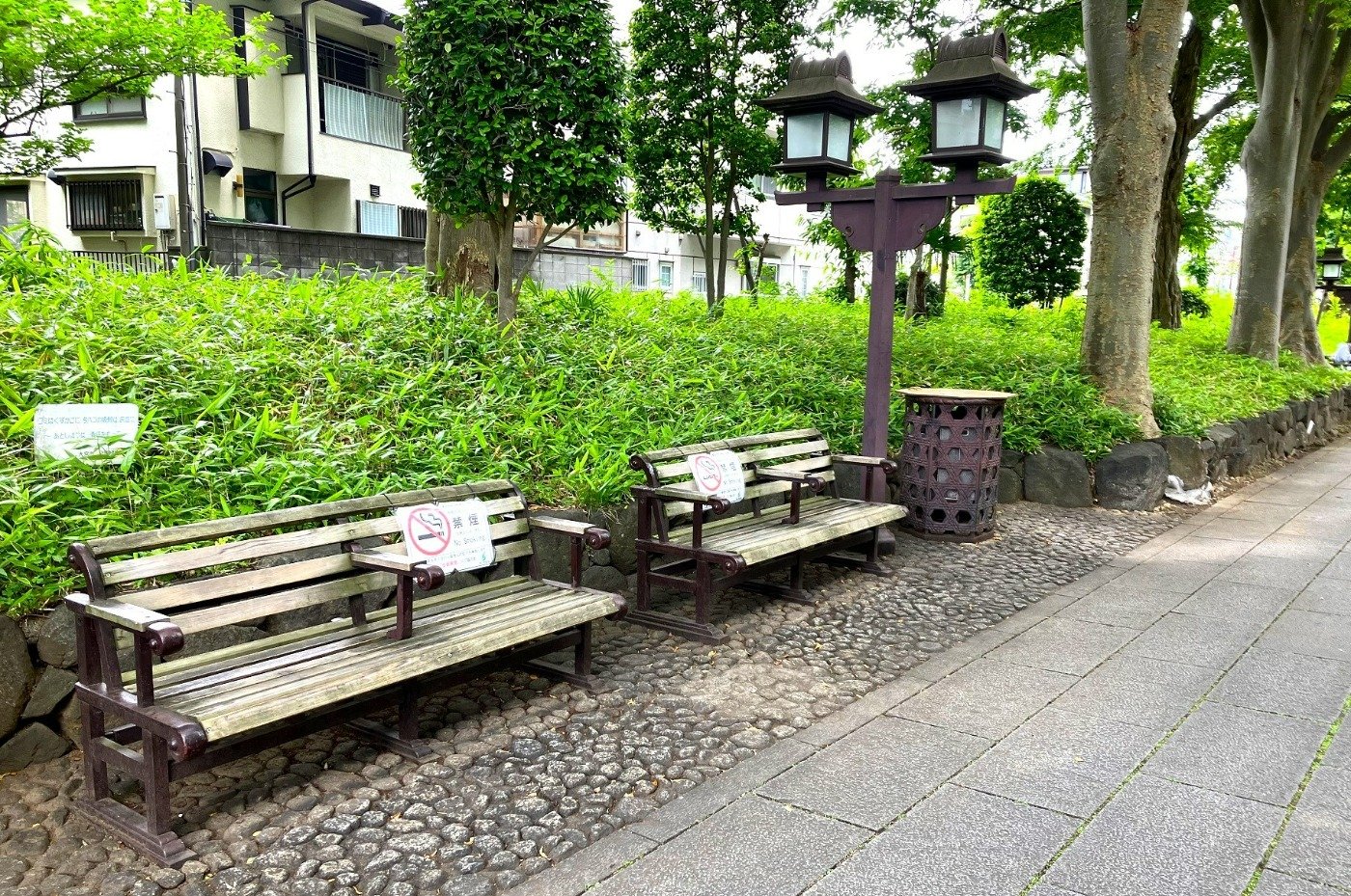 参道の中ほどにはベンチが設置されています