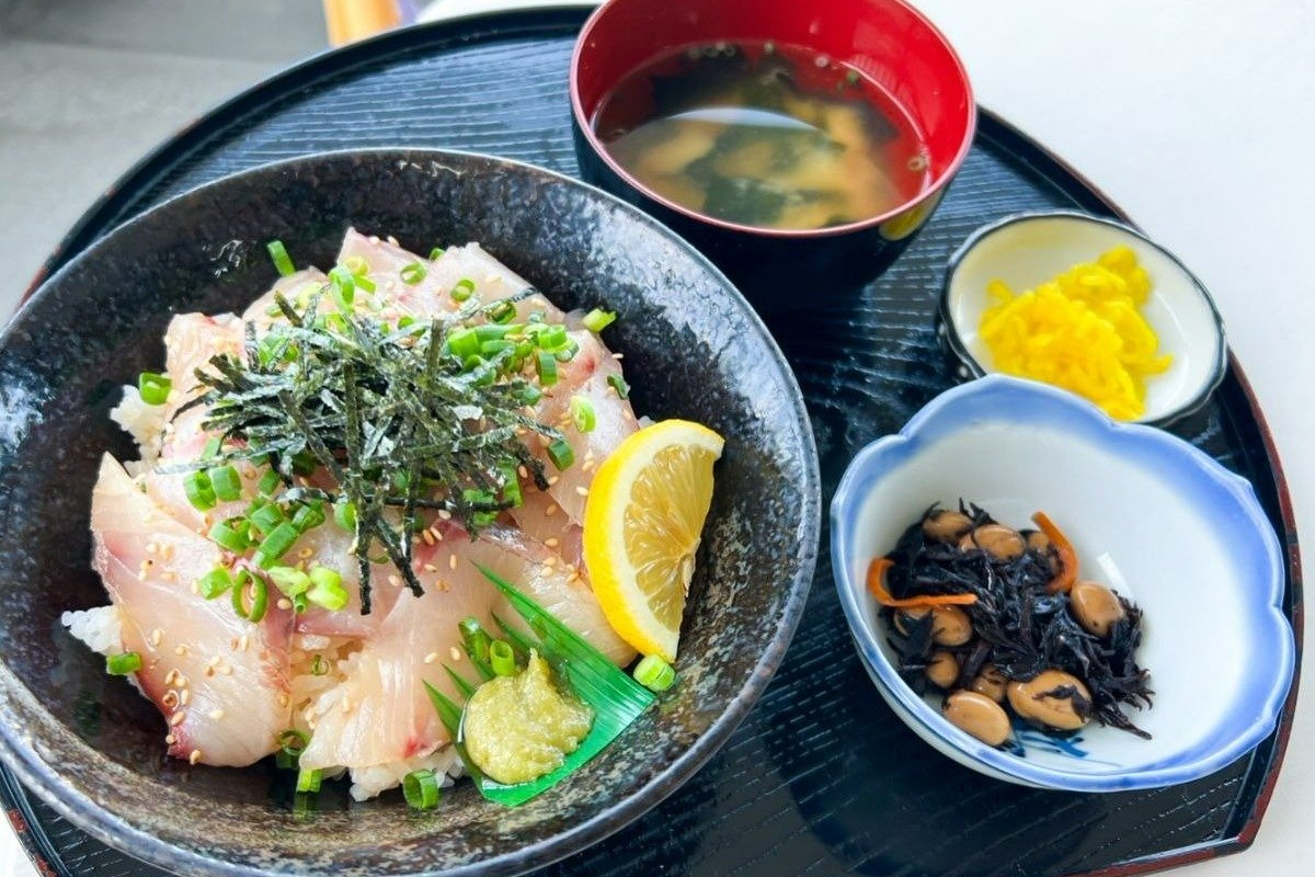 「ハマチ丼定食」1000円（小鉢、味噌汁、漬物付き）