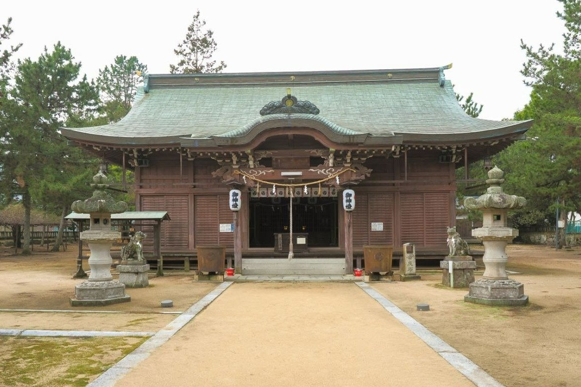 長い参道の先に立つ社殿