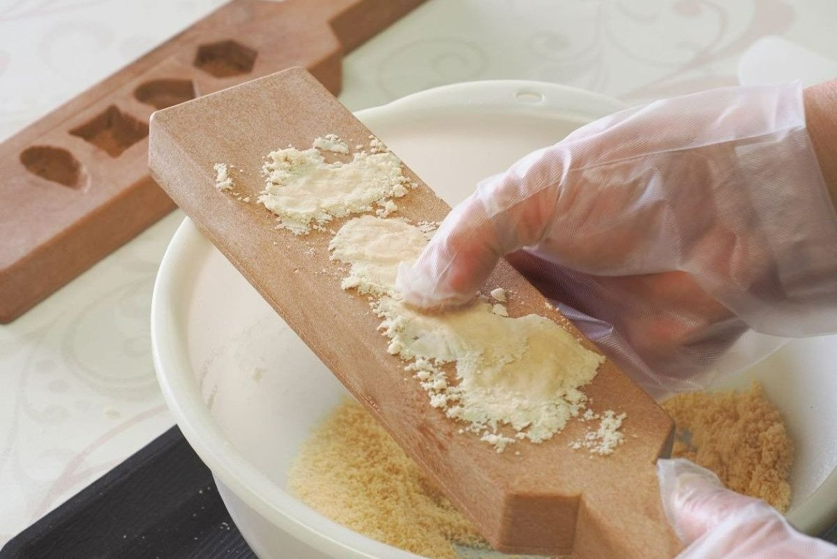粉状の和三盆を木型に詰めて型抜き
