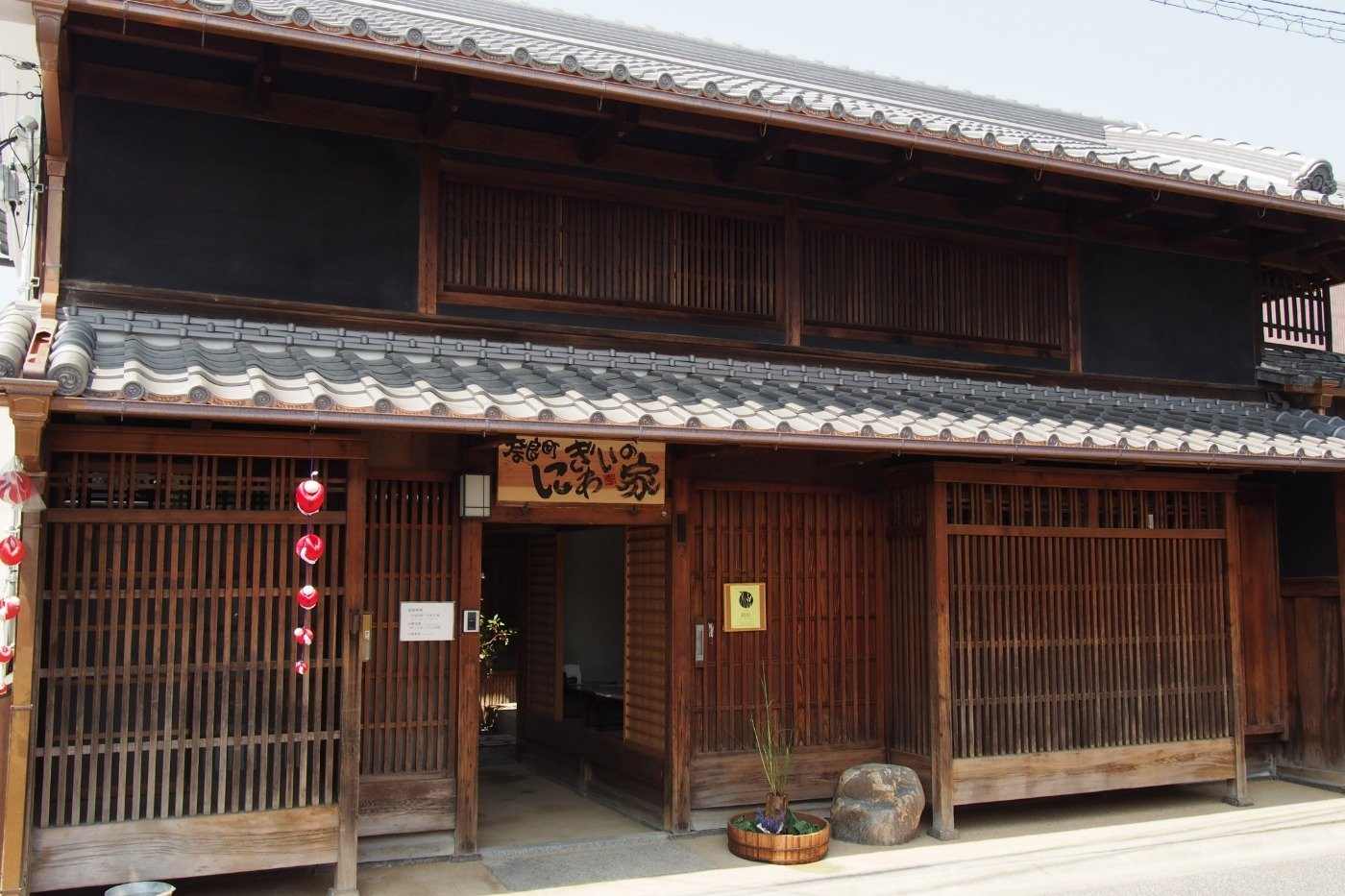 風を取り入れるための格子のつくり戸が美しい「奈良町にぎわいの家」