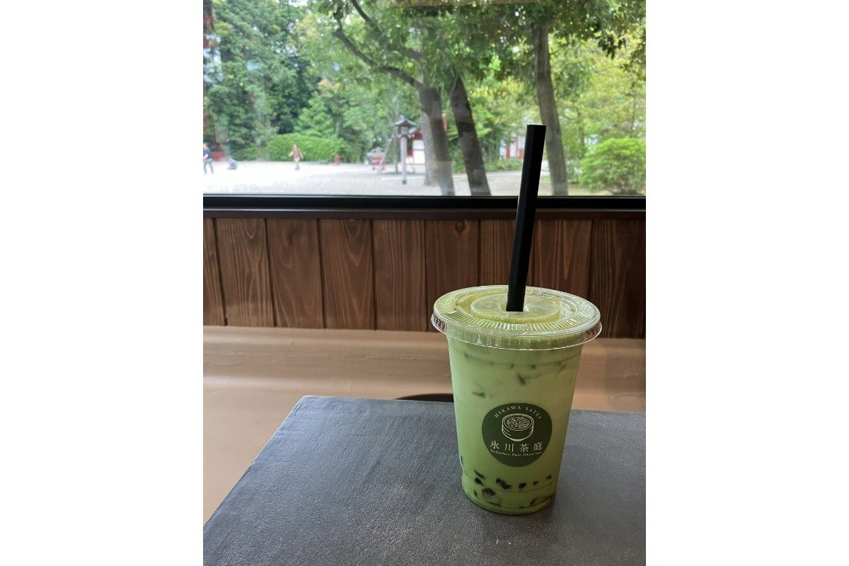 「氷川らびもちドリンク（抹茶）」700円。中に小さなわらびもちが入っています