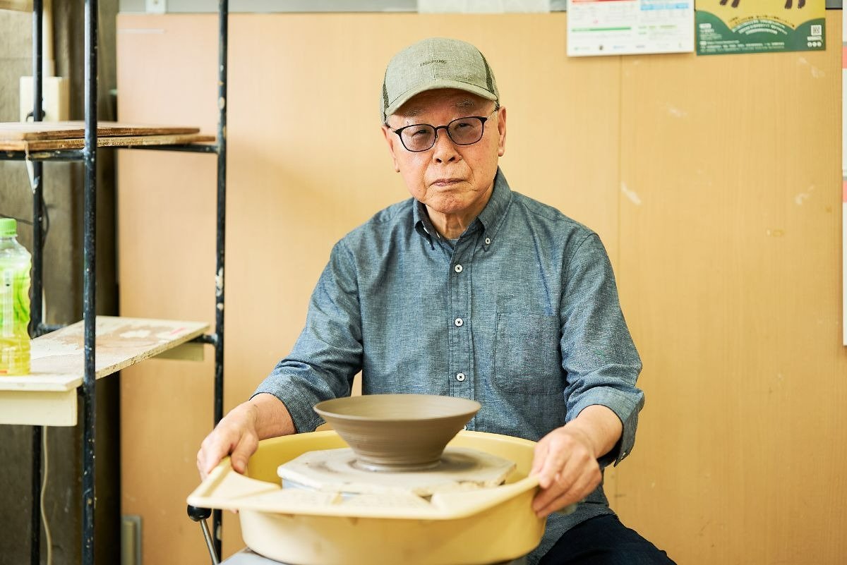 ロクロでパスタ皿を成形した内田さん