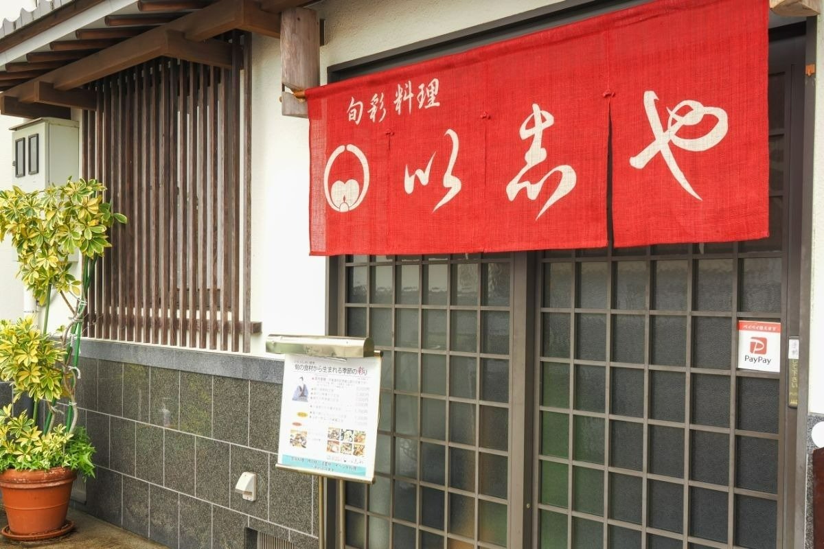 志度寺に続く源内通りに面した食事処