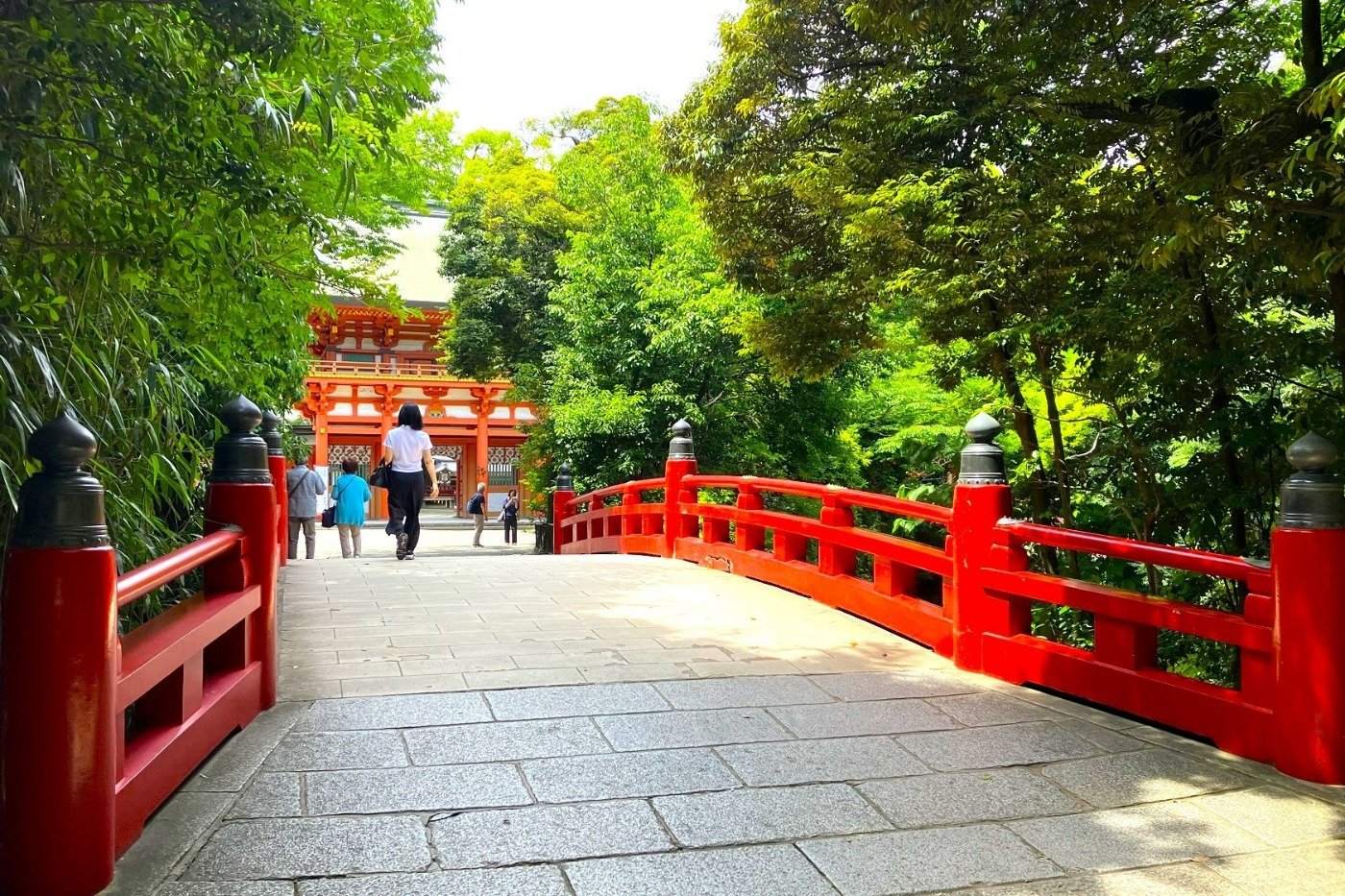 神橋の先に楼門が見えます。門の両脇にはスロープがあり、車いすもOK