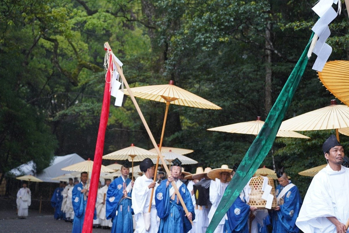 五色の幣（みてぐら）が先頭に。籠にはつがいの白鶏も
