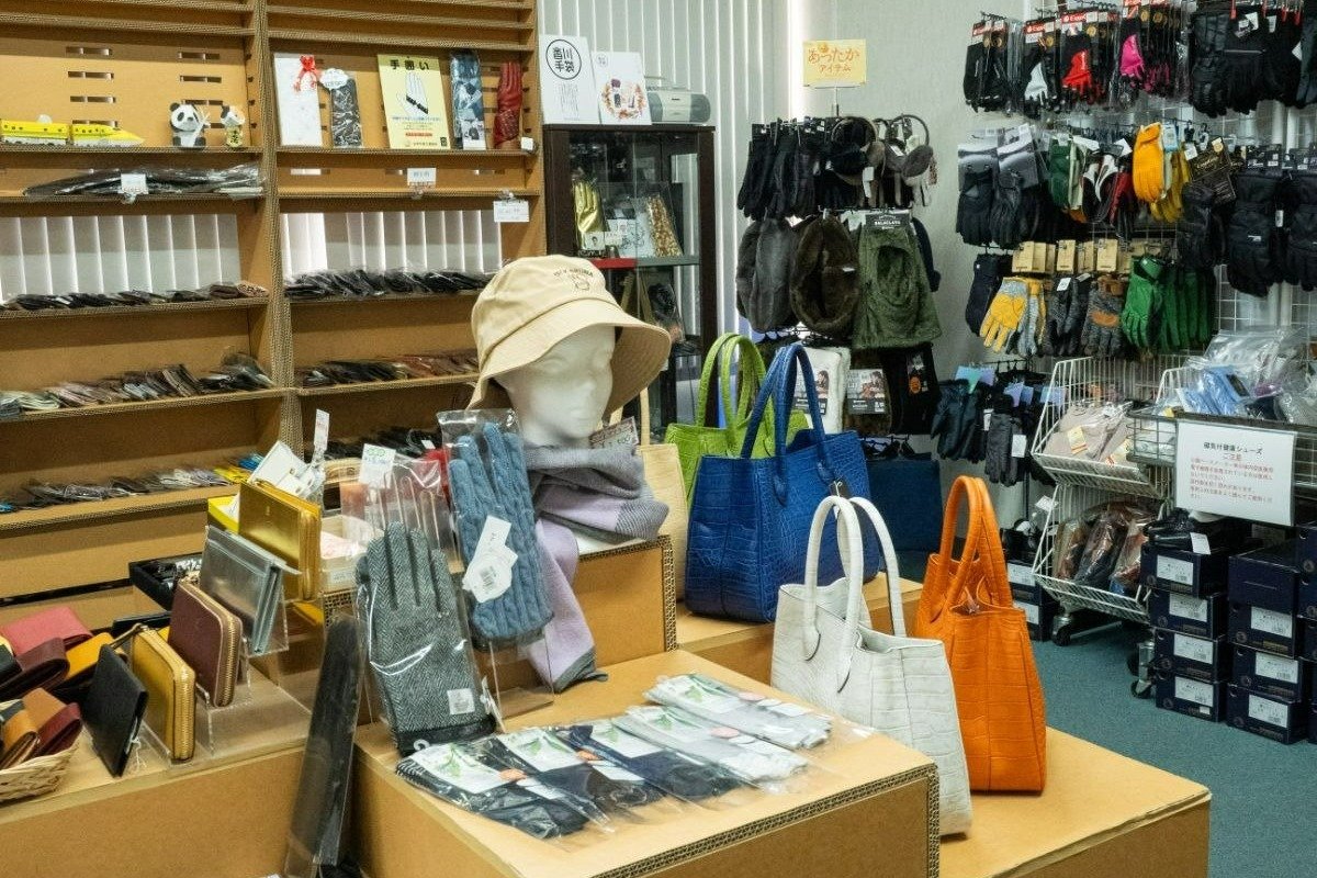 「手袋のアウトレット店」も併設しています