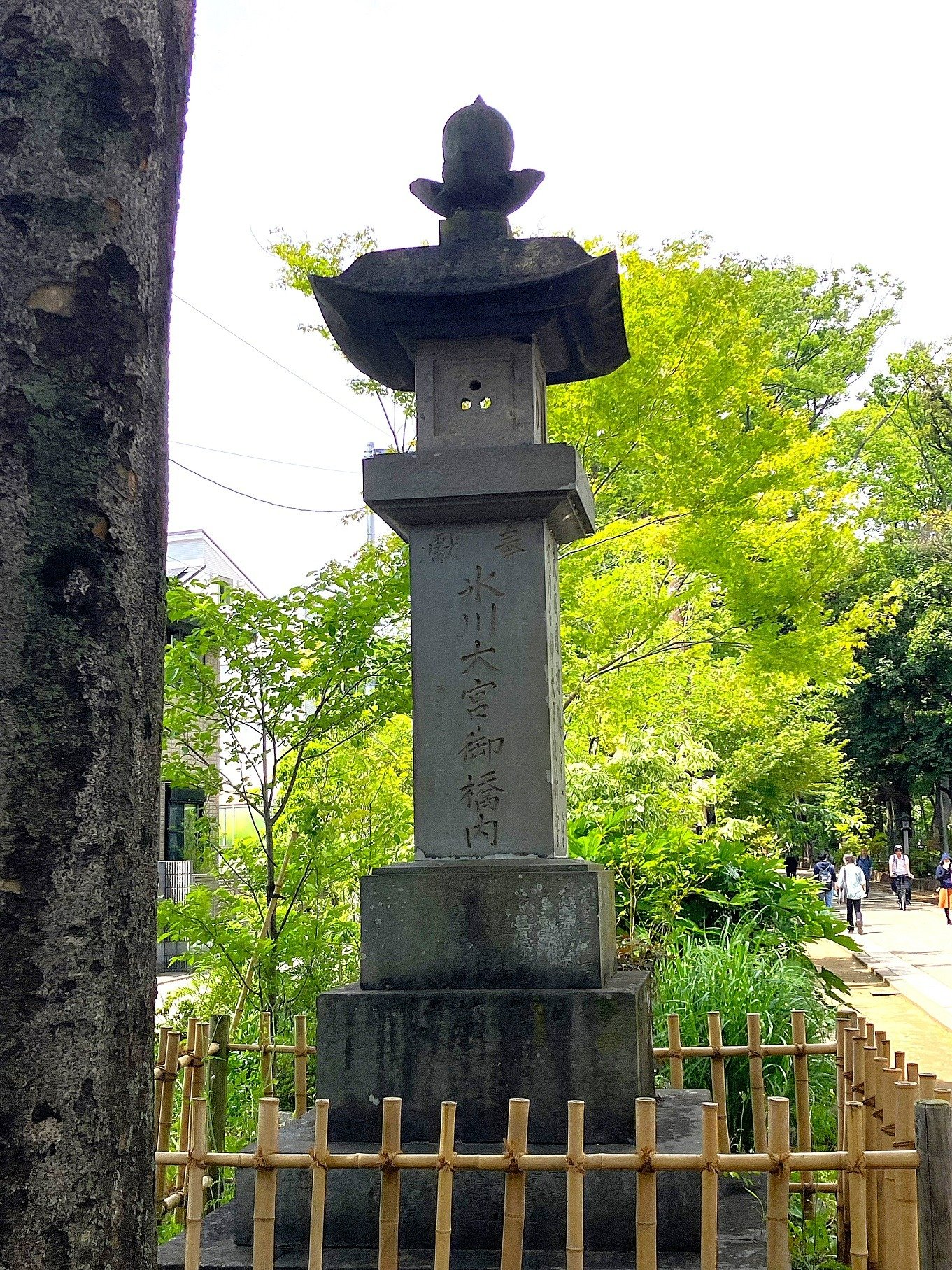 石燈籠は一対になっていますが奉納された年が異なり、写真のものは1817（文化14）年に奉納