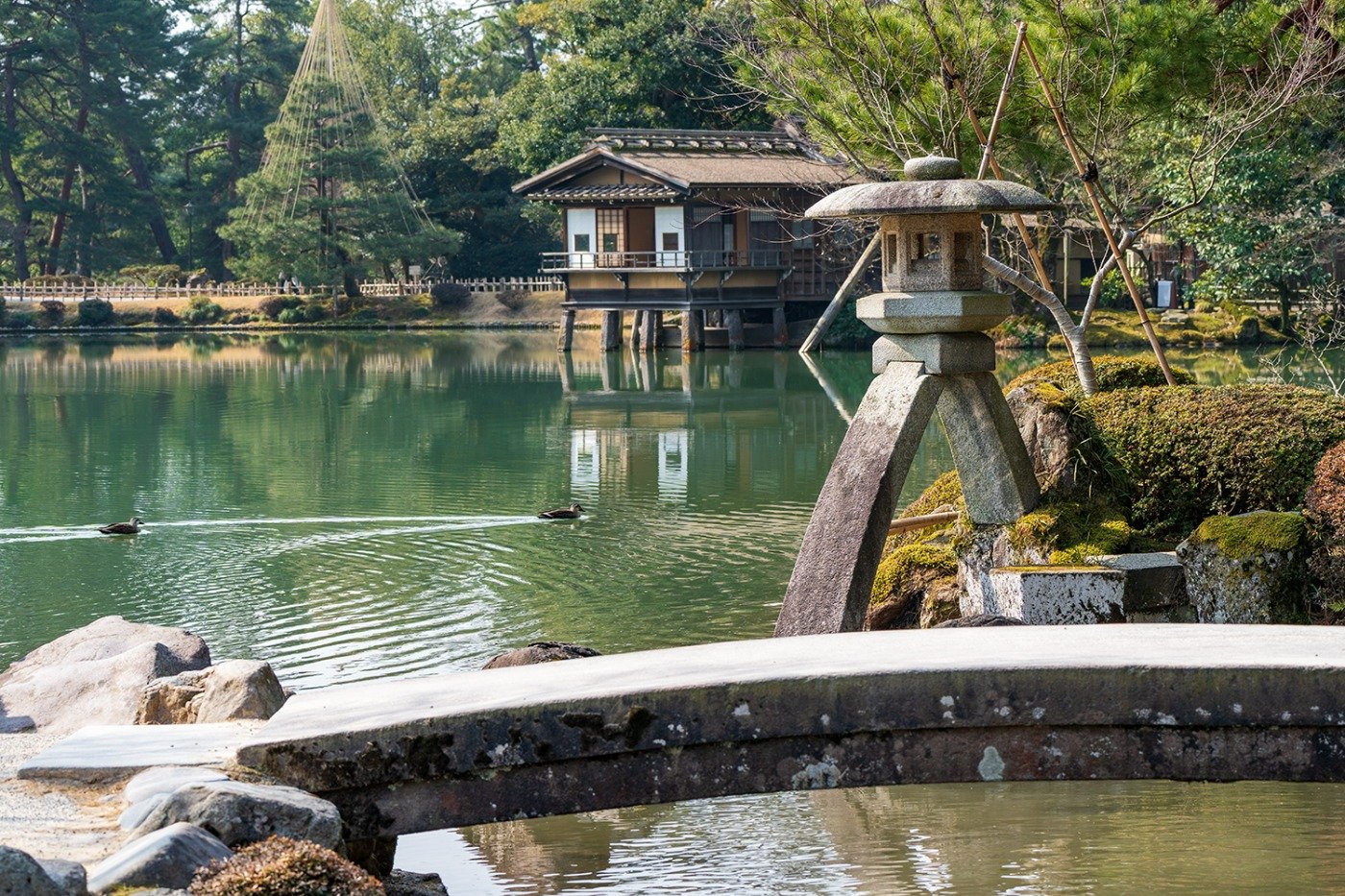 灯籠や石橋など、作庭の際には兼六園（写真）の影響を強く受けたそう