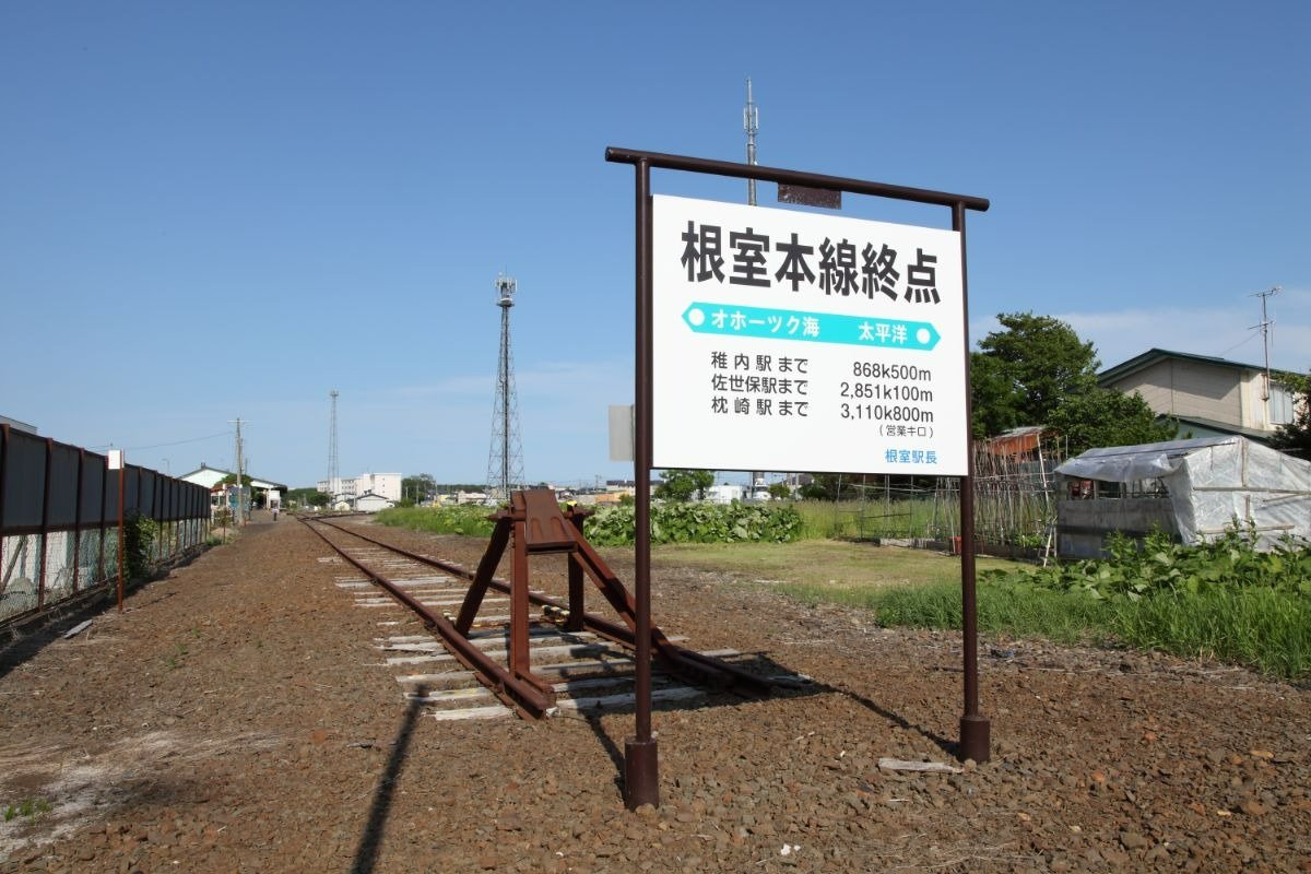 東の果てで終わりを迎える線路