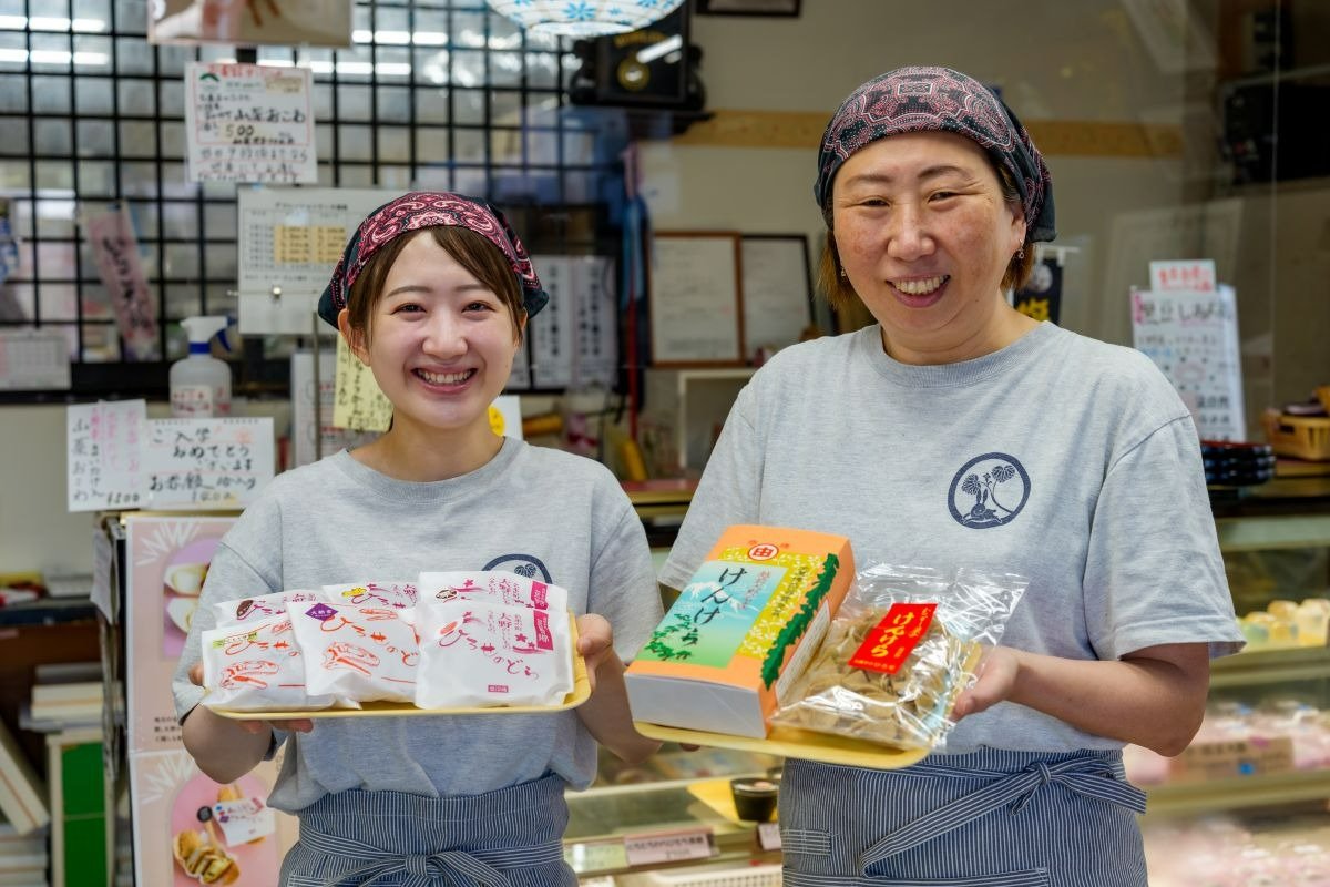 「けんけら」を手にする店主の内山さん（右）と「どら焼き」を持つスタッフの水谷かおりさん