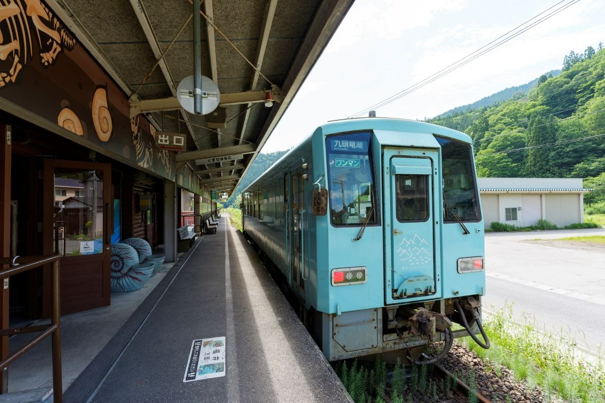 恐竜やアンモナイトがいっぱいの九頭竜湖駅