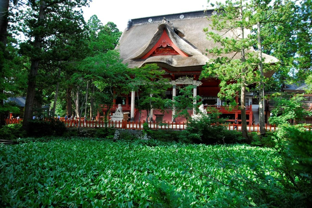 羽黒山頂に立つ出羽三山神社の「三神合祭殿」と、祭殿前の「鏡池」