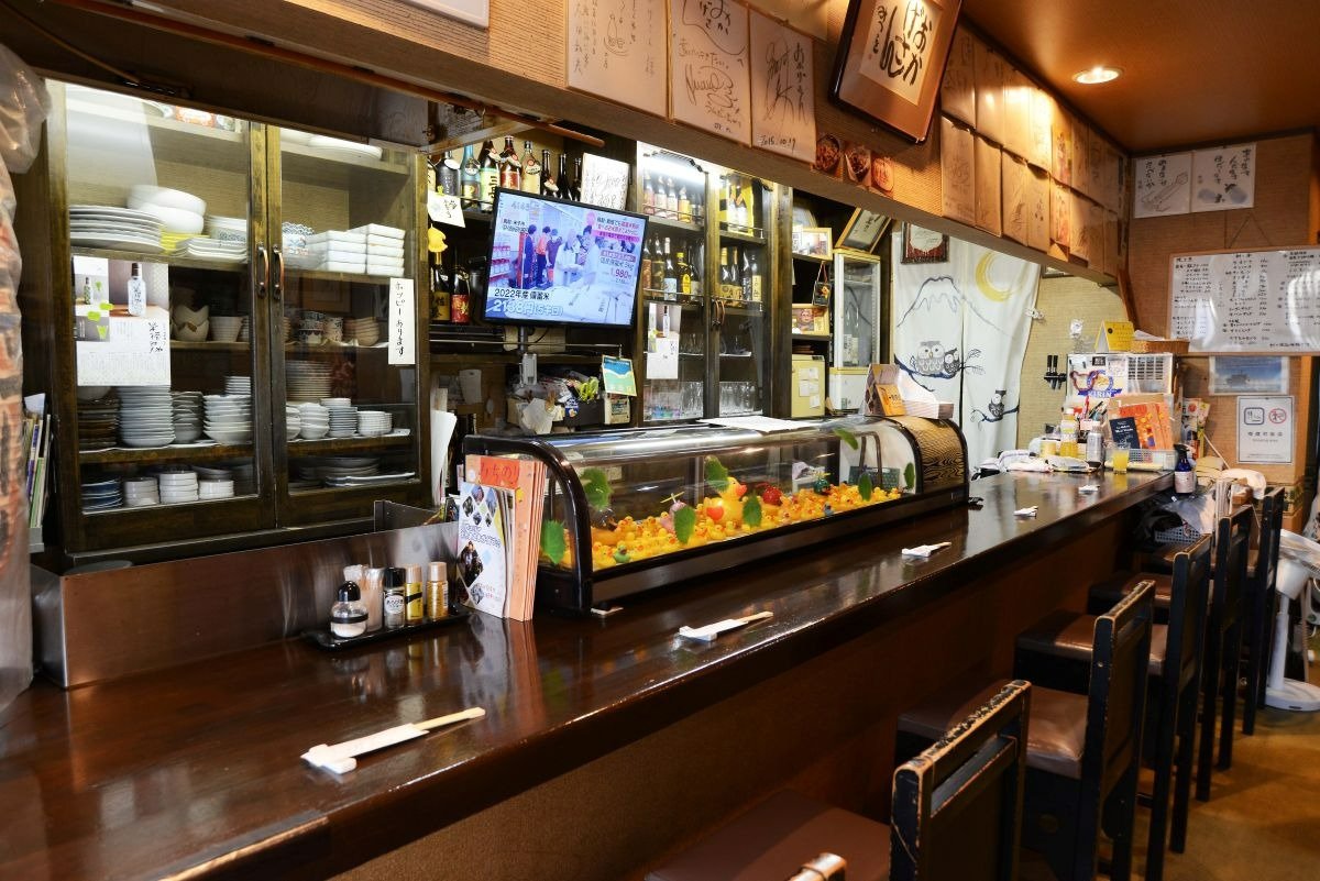 「おかげさん」店内はカウンター8席と小上がりが1卓