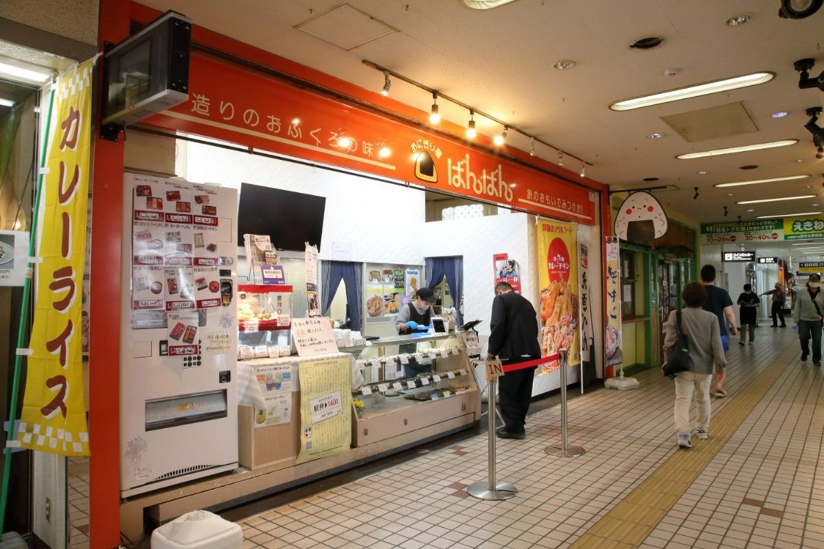 構内通路の一角で早朝から営業
