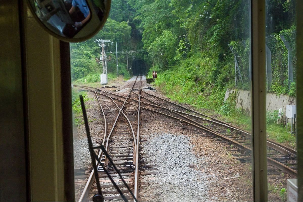 人の気配ゼロの秘境に突然鉄道分岐が！