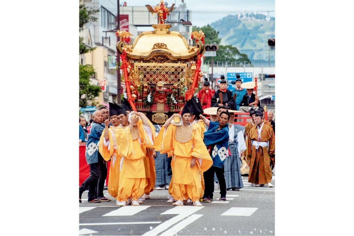 絢爛豪華な神輿は16人で担がれ、大井神社と御旅所の間を往復します
