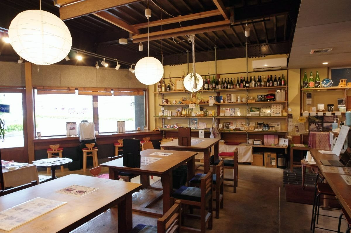 寿司店をリノベーションした店内