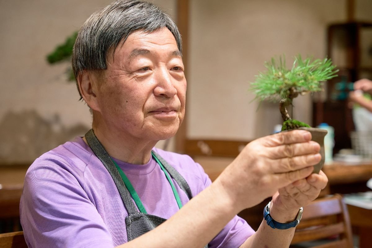 松を手にするヤブツバキさん