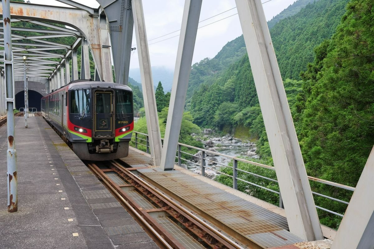 特急列車だと駅か橋なのか判断できないまま通過するかも！？