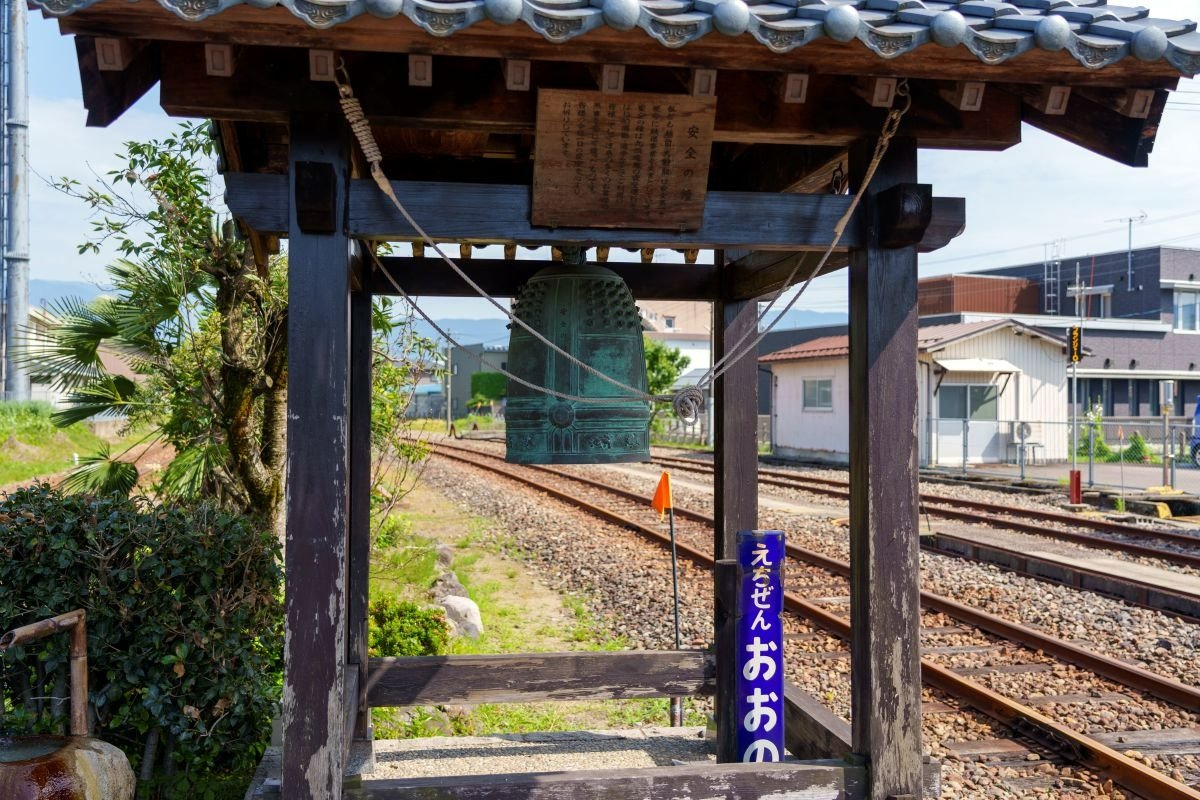 駅舎に続く構内踏切手前にある「安全の鐘」