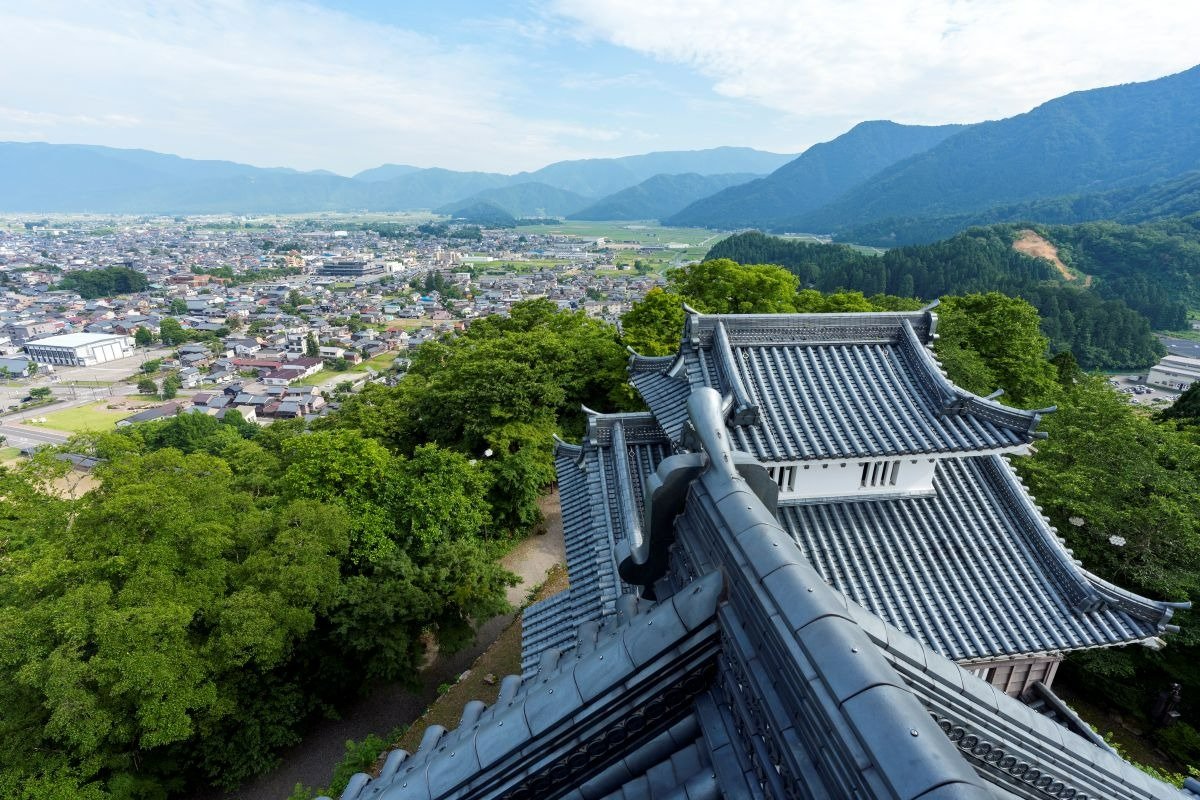 天守最上階からは周囲を山に囲まれた大野盆地を一望
