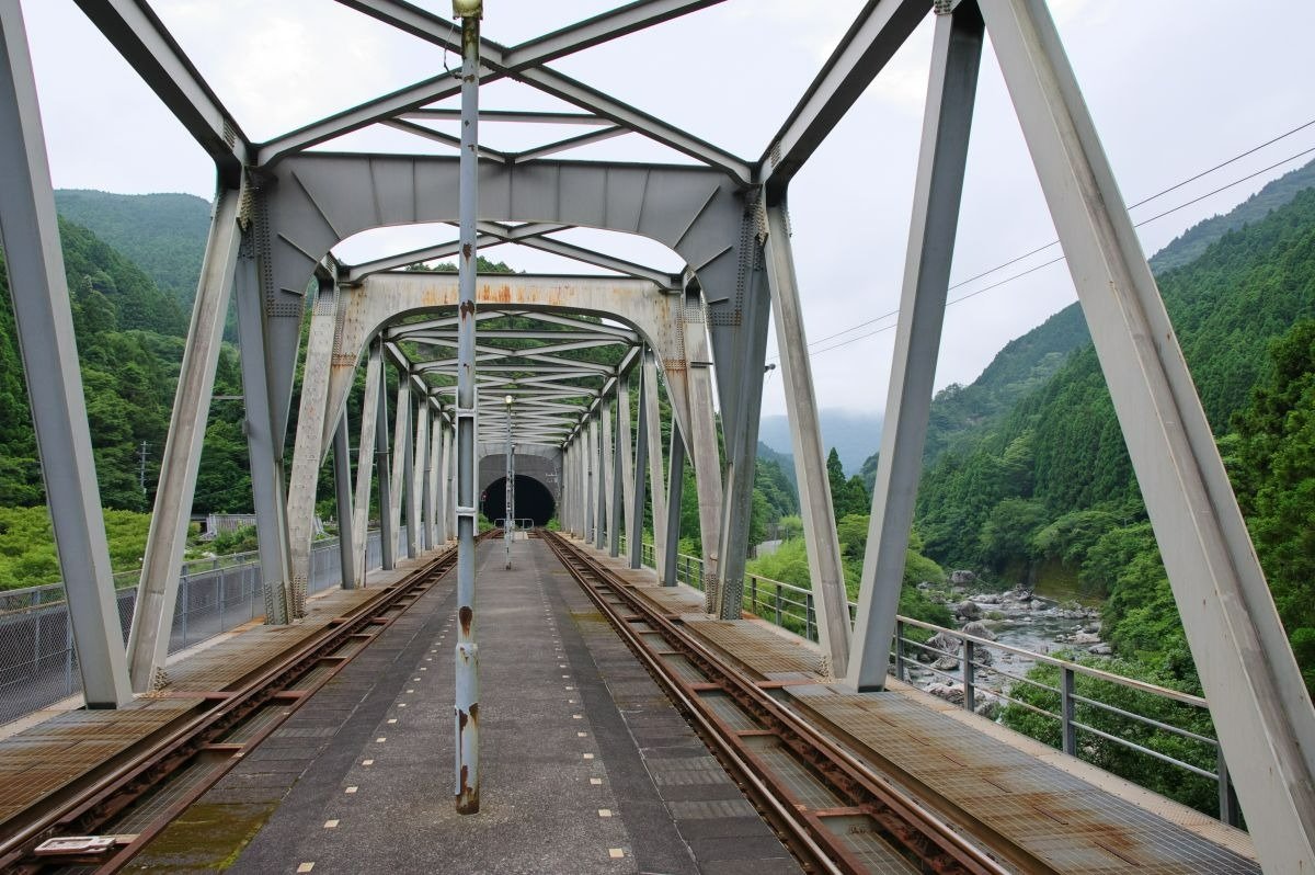 穴内（あなない）川をまたぐ土佐北川駅