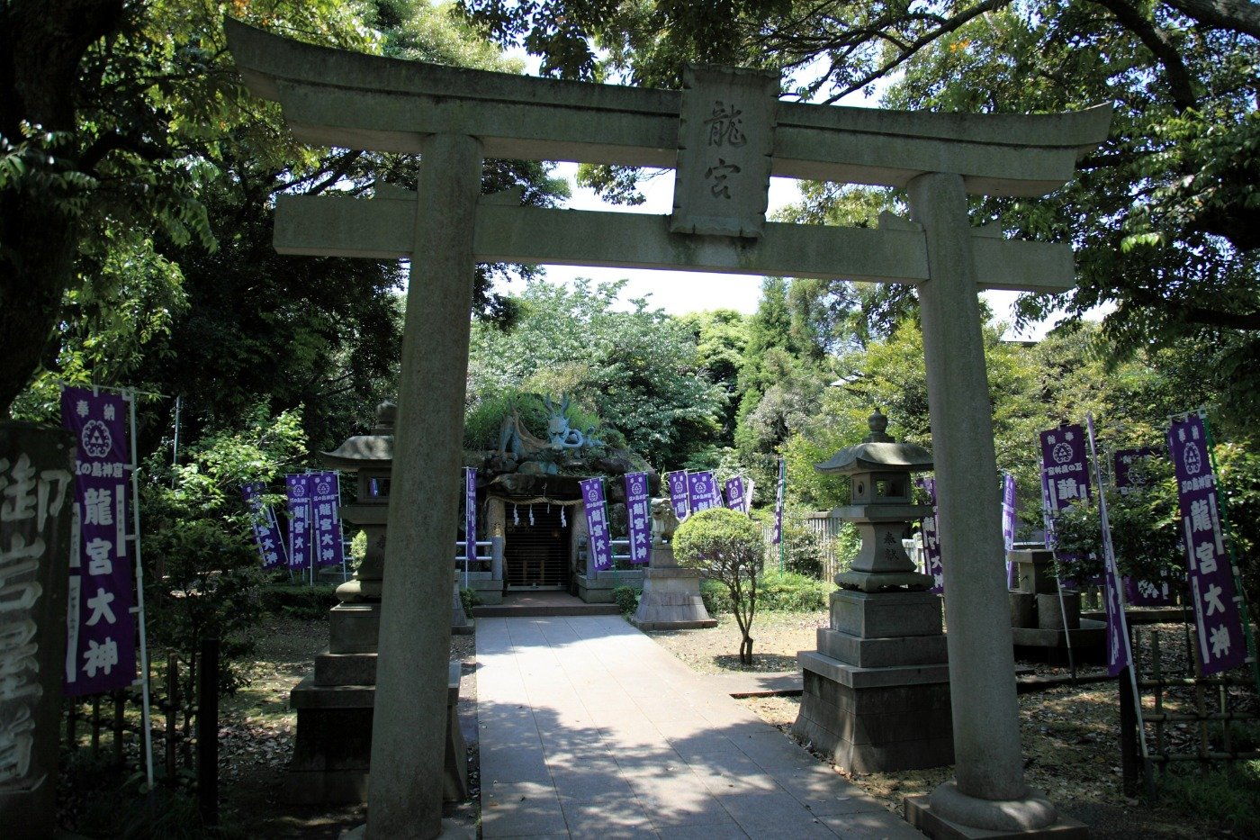 岩屋本宮の真上にあたるところに1993年に建てられた龍宮