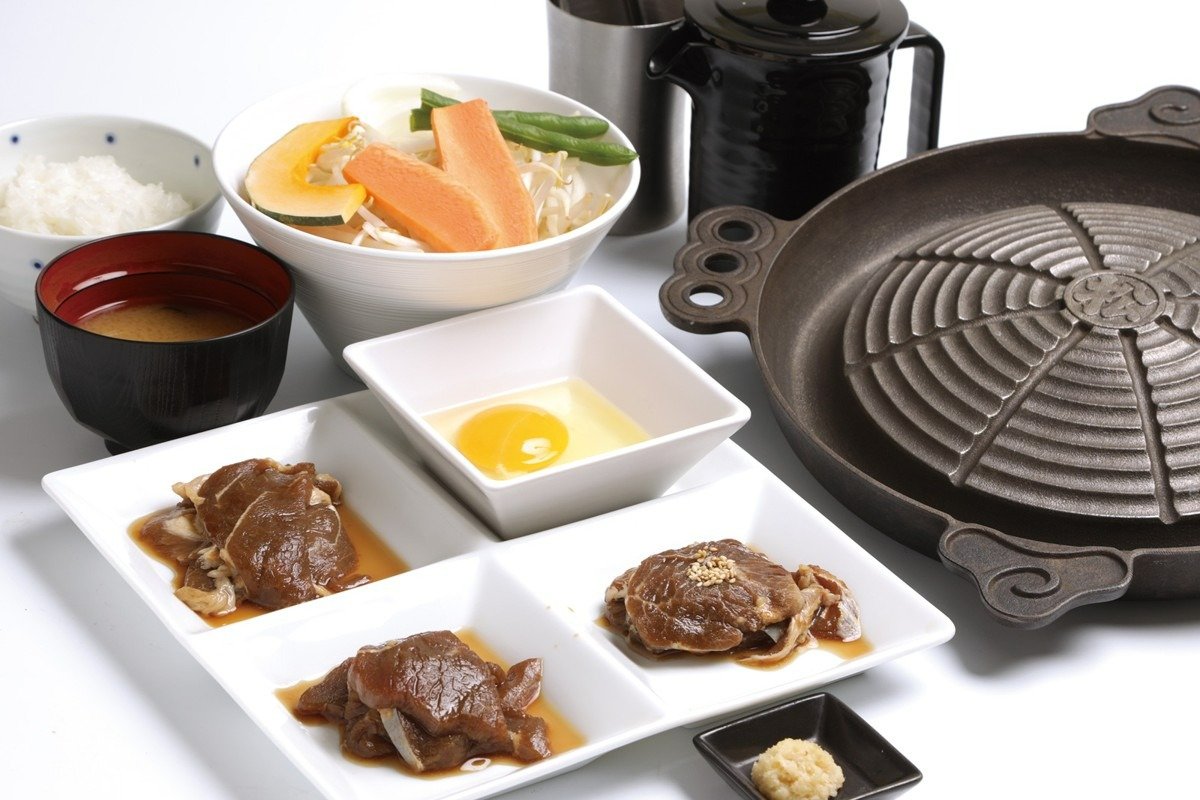 「松尾ジンギスカン 札幌駅前店」の「3種類食べくらべランチセット」は2000円