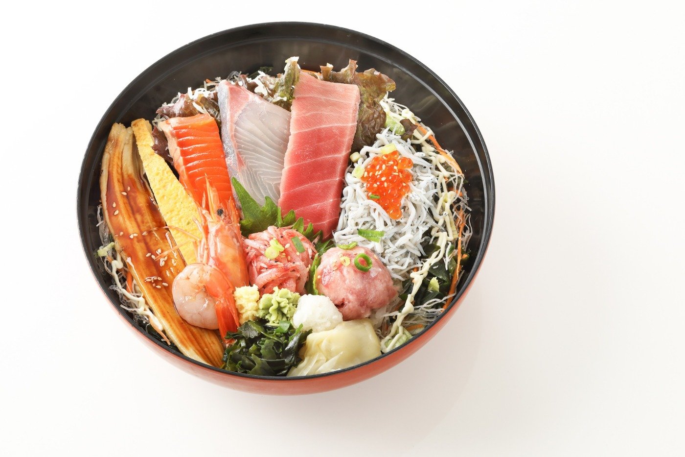 釜揚げしらすのほか、さまざまな刺身がのった「とびっちょ丼」