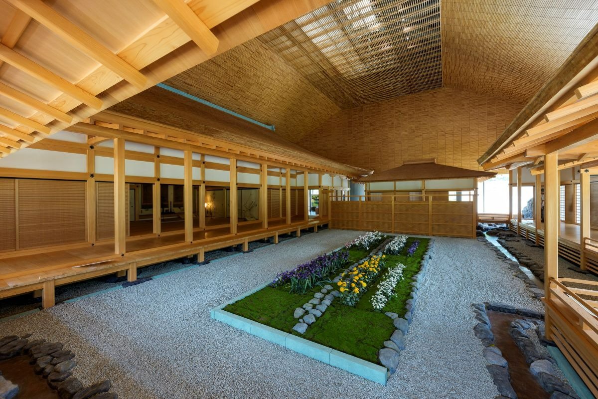 当主の館の一部を忠実に原寸大で再現した「朝倉館原寸再現」。花壇と周辺の建物の位置関係をしっかり頭に入れておきましょう