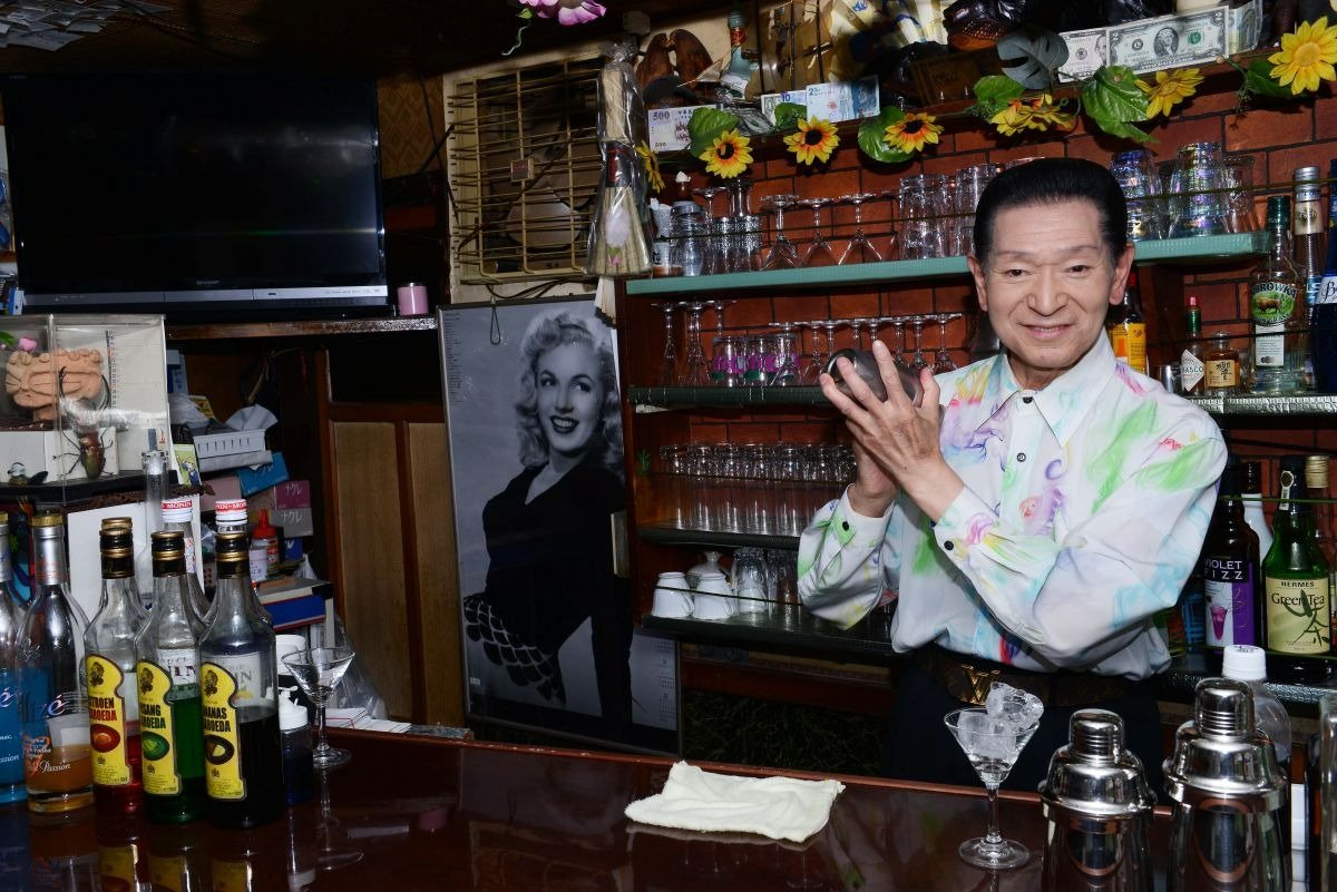 シェーカーを振るマスターの佐々木良蔵さん