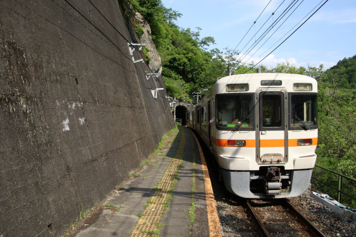 豊橋方面にもトンネルが。そしてホームの背後は壁!?