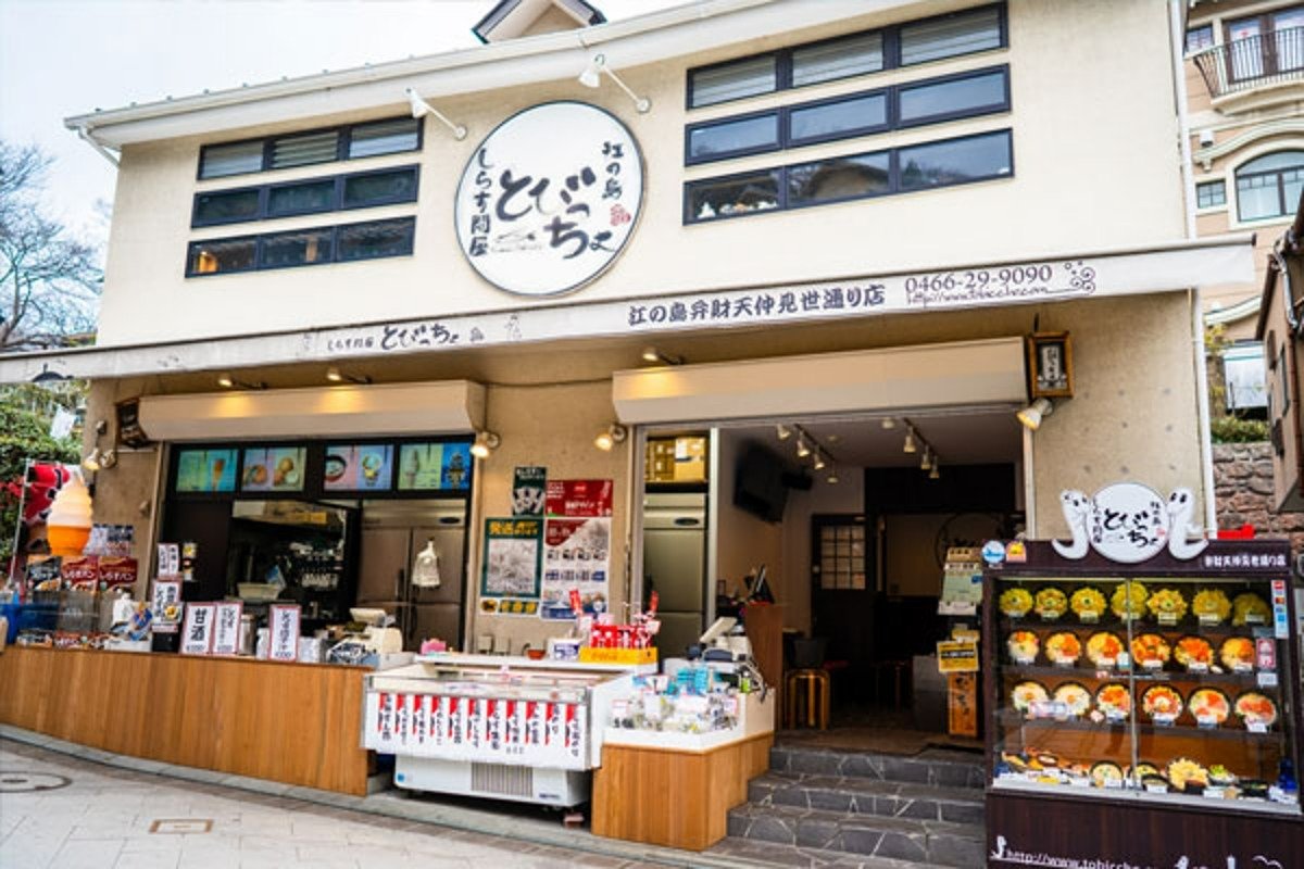 バニラソフトにしらすをのせた「しらすソフト」550円なども提供