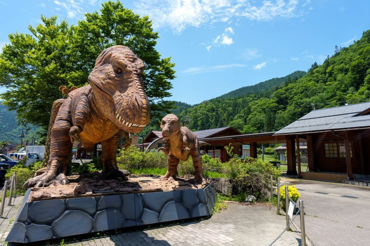動く恐竜は15分ごとに動きます