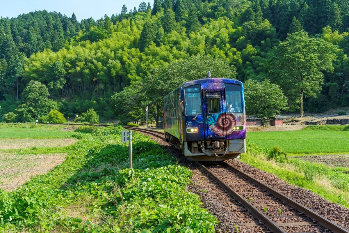 一乗谷駅付近を走る「ディノスター号」