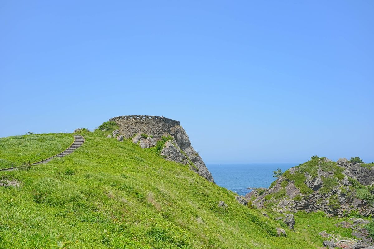 種差海岸随一の眺望スポットで、弧を描く太平洋が絶景です