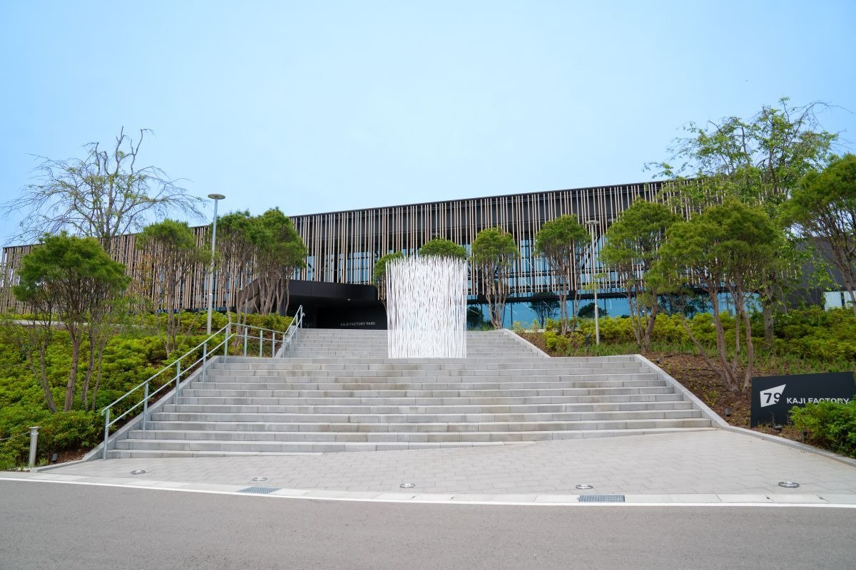 来場者を迎える、「原糸」の抽象化を意図したパブリックアート（建築家・陶芸家の奈良祐希作）