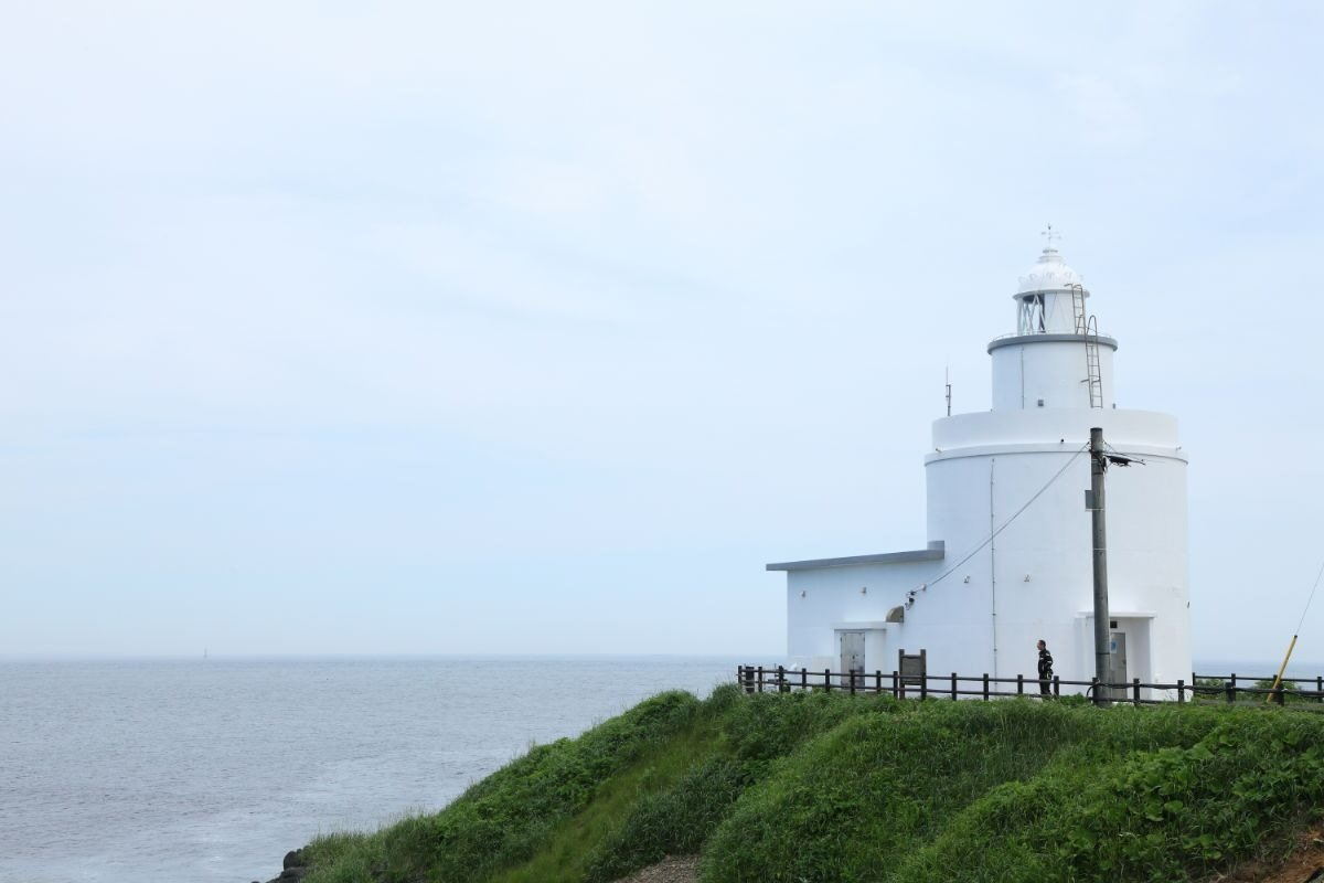  灯台のそばに立つと貝殻島（かいがらじま）の近さが際立ちます