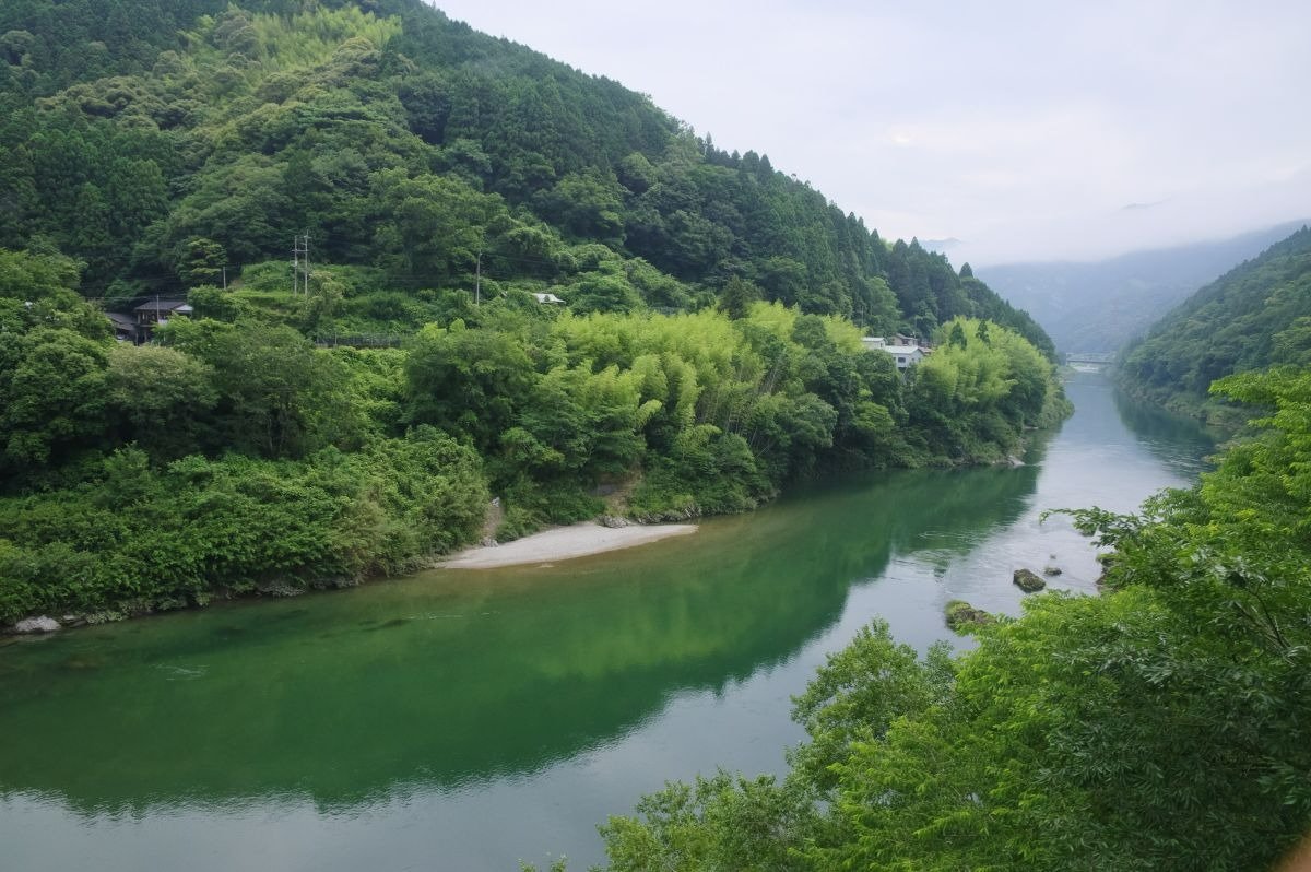 列車は雄大な吉野川の峡谷に沿って
