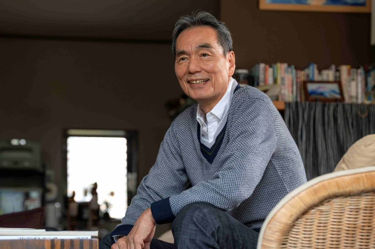 長塚京三さん演じる夫・偉志は、若い頃からの文子の夢を後押しする