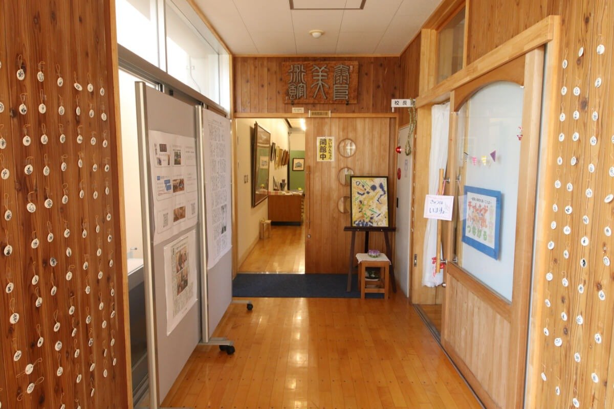 教室に入るような気分で館内へ