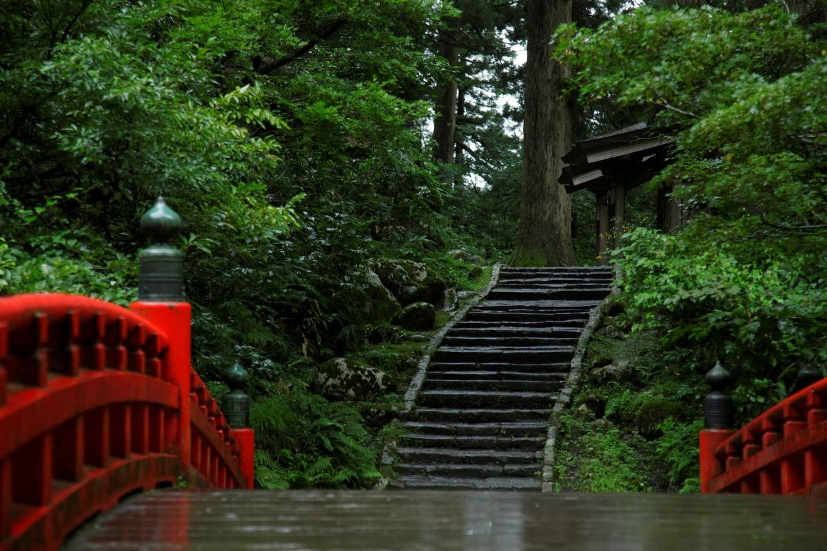 祓川に架かる「神橋」と、石畳が敷かれた羽黒山の参道