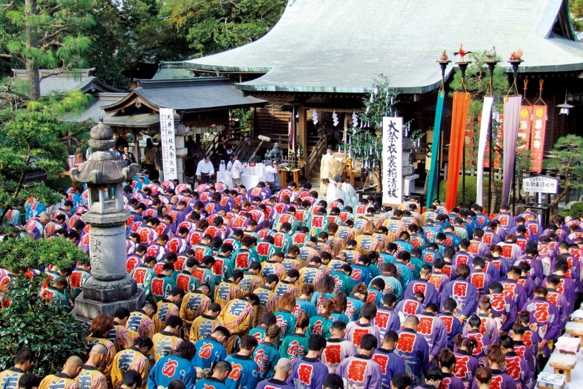 島田大祭前日の衣装揃え。法被姿の青年がお祓いを受けます